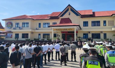 Tekankan-Pelaksaan-Tugas-Yang-Profesional,-Wakapolresta-Kupang-Kota-Pimpin-Apel-Pagi