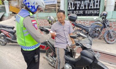 Polresta-Kupang-Kota-Terus-Lakukan-Himbauan-Penggunaan-Helem-Saat-Berkendara-Sepeda-Motor-Ke-Tempat-Ibadah