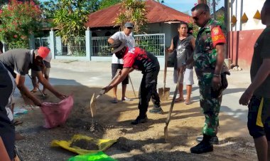 Bhabinkantibmas-NBD-Bersama-Warga-Bersihakan-Kerikil-di-Jalan