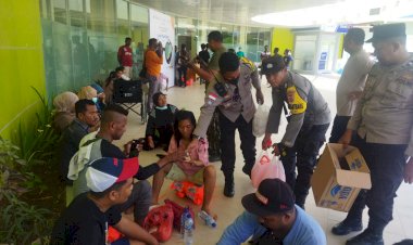 Kapolresta-dan-Anggota-Berbagi-Bersama-Korban-KMP-Cantika-77