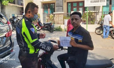Berikan-Blanko-Teguran,-Sat-Lantas-Polresta-Kupang-Kota-Terus-Lakukan-Himbauan-Tertib-Berlalulintas-ke-Tempat-Ibadah