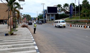 Lakukan-Himbauan-Tertib-Berlalulintas,-Sat-Lantas-Polresta-Kupang-Kota-Pantau-Zona-Dilarang-Parkir-di-Denap-Hotel-Aston