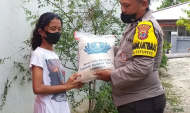 Bhabinkamtibmas-Kelurahan-Fatufeto-Bantu-Salurkan-Bantuan--Kepada-Warga-Masyarakat