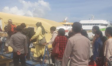 Ingatkan-Tetap-Terapkan-Prokes-Personel-Polresta-Kupang-Kota-Melaksanakan-Giat-Pengamanan-Embarkasi-Penumpang-KFC-Express-Bahari