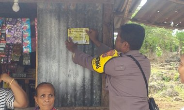 Cegah-Kriminalitas,-Bhabinkamtibmas-Polresta-Kupang-Kota-Tempel-Stiker-Himbauan