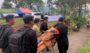 Pertolongan-korban-gempa-Cianjur-di-desa-terisolir-dilakukan,-Brimob-Polri-evakuasi-dengan-tandu