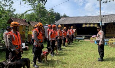 Satu-anjing-pelacak-temukan-titik-diduga-korban-tertimbun-longsor-Cianjur