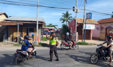 Antisipasi-Kemacetan,-Bhabinkamtibmas-Polresta-Kupang-Kota-Rutin-Laksanakan-Pengaturan-Lalin