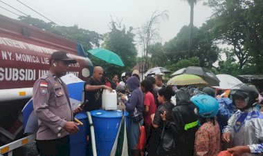 Bhabinkamtibmas-Polresta-Kupang-Kota-Amankan-Antrian-Panjang-Warga-Untuk-Membeli-Minyak-Tanah