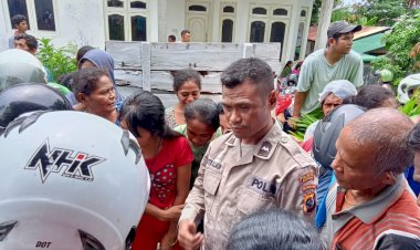 Bhabinkamtibmas-Polsek-Oebobo-Pantau-Operasi-Pasar-Minyak-Tanah-di-Kantor-Lurah-Oebufu