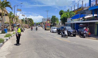 Antisipasi-Kemacetan-dan-Parkiran-Liar,-Sat-Lantas-Laksanakan-Patroli-dan-Pengaturan