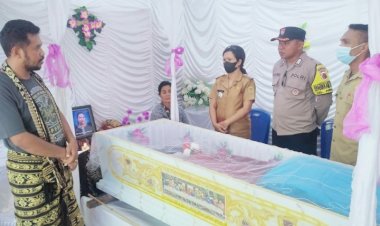 Ikut-Berbelasungkawa,-Bhabinkamtibmas-Kelurahan-Airnona-Sambangi-Warganya-Yang-Berduka