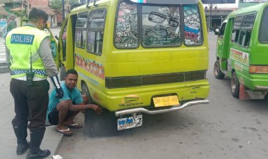 Beresiko-Menimbulkan-Kecelakaan,-Anggota-Pos-Polisi-Kanaan-dan-LLBK-Mencopot-Penahan-Air-Microlet