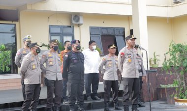 Laksanakan-Kunjungan-Kerja-Ke-Polresta-Kupang-Kota,-Kapolda-Ntt-Beri-Piagam-Penghargaan-Kepada-Anggota-Berprestasi