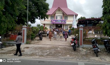 Berikan-Jaminan-Keamanan-Saat-Beribadah,-Personel-Polsek-Alak-Laksanakan-Pengamanan-Kebaktian-Dan-Perjamuan-Kudus-di-Gereja-Pohonitas-dan-Gereja-Imanuel