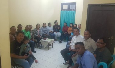 Kapolsek-Kelapa-Lima-Memberi-Saran-Kamtibmas-Saat-Jumat-Curhat