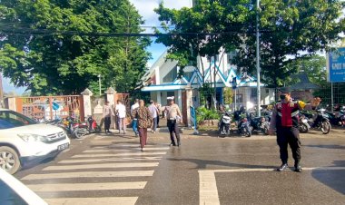 Guna-Berikan-Rasa-Aman-Babinkamtibmas-Kelurahan-Oebufu-Laksanakan-Pam-Dan-Ingatkan-Warga-Terapkan-Protokol-Kesehatan-di-Gereja