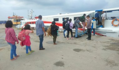 Personel-Polresta-Kupang-Kota-Melaksanakan-Giat-Pengamanan-Embarkasi-Penumpang-KFC-Express-Bahari