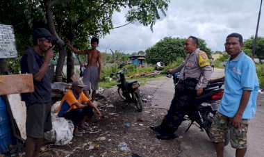 Silaturahmi-Dan-Sampaikan-Pesan-Kamtibmas,-Bhabinkamtibmas-Polsek-Oebobo-Patroli-Dialogis-Di-Wilayah-Binaannya