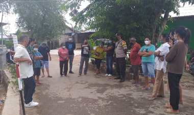 Bhabinkamtibmas-Kelurahan-Batuplat-Menyambangi-Warga-Dalam-Jumat-Curhat.