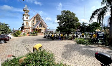 Sebagai-Wujud-Toleransi,-Polresta-Kupang-Kota-Gandeng-Umat-Islam-Kerja-Bakti-di-Gereja.