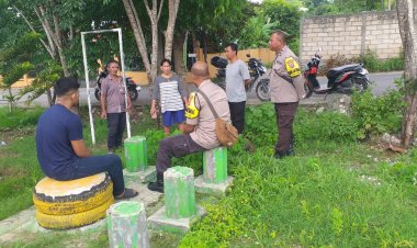 Respon-Cepat,-Bhabinkamtibmas-Kelurahan-Batuplat-Datangi-TKP-Dan-Berikan-Himbauan-Kamtibmas-Untuk-Bubarkan-Masa