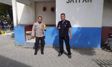Sambangi-Security-Sekolah,-Bhabinkamtibmas-Kalurahan-Naikoten-2-ini-Sampaikan-Pesan-Kamtibmas