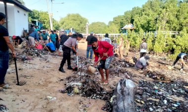 Peduli-Lingkungan,-Bhabinkamtibmas-Polsek-Kelapa-Lima-Polresta-Kupang--Kota-Bersama-Warga-Gelar-Kerja-Bakti