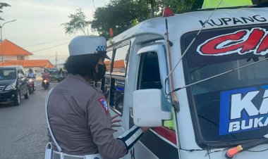 Satuan-Lalulintas-Polresta-Kupang-Kota-Lakukan-Himbauan-Kamsel-Kepada-Pengguna-Jalan