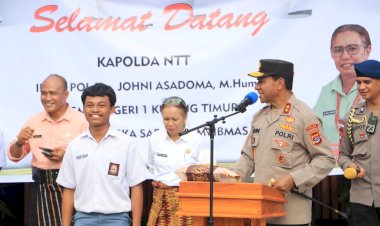Safari-Kamtibmas-di-SMA-Negeri-1-Kupang-Timur,-Kapolda-NTT-beri-tantangan-untuk-para-siswa-yang-bisa-merangkum-dan-menceritraakan-kembali-dalam-bahasa-Inggris.