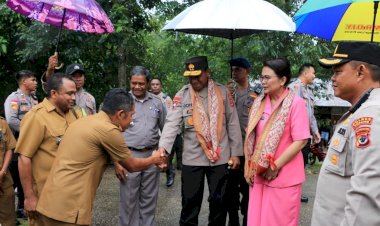 Kapolda-NTT-Irjen-Pol-Drs.-Johni-Asadoma,-M.Hum-dan-Ketua-Bhayangkari-Daerah-NTT-Ny.-Vera-Johni-Asadoma-berkunjung-ke-kediaman-Nono-sang-juara-dunia-Matematika-di-Kelurahan-Buraen,-Kecamatan-Amarasi-Selatan,-Kabupaten-Kupang.