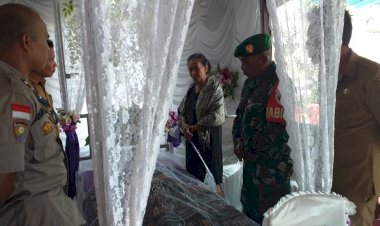 Ikut-Berbelasungkawa,-Bhabinkamtibmas-Sambangi-Warganya-Yang-Berduka