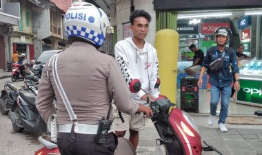 Lakukan-Peneguran-Kepada-Pelanggar-Lalulintas,-Sat-Lantas-Polresta-Kupang-Kota-Terus-Laksanakan-Operasi-Keselamatan-Turangga-2023