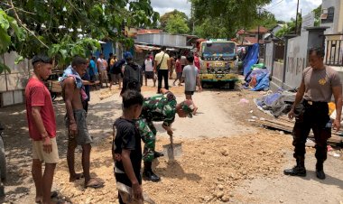 Kolaborasi-Bersama-Babinsa-dan-Masyarakat,-Sat-Binmas-Polresta-Kupang-Kota-Kerja-Bakti-Perbaiki-Jalan-Rusak-di-Pasar-Oeba