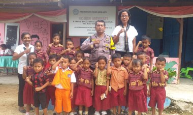 Dengan-Humanis,-Bhabinkamtibmas-Polsek-Alak-Polresta-Kupang-Kota-Ajarkan-Tertib-Berlalu-Lintas-Sejak-Usia-Dini