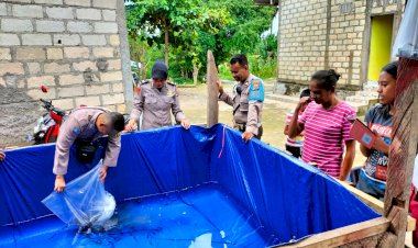 Kapolresta-Kupang-Kota-Melalui-Seluruh-personel-Bhabinkamtibmas-Laksanakan-Program-Pembagian-Bibit-Lele-Bantu-Ketahanan-Pangan-Masyarakat-Kota-Kupang