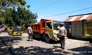 Membahayakan-Pengendara-Lain,-Personel-Polsek-Maulafa-Imbau-Truk-Angkut-Material-Wajib-Ditutup