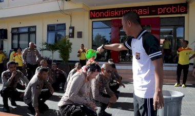 Polresta-Kupang-Kota-Gelar-Pembinaan-Tradisi-dan-Siraman-Air-Kembang-Sambut-13-Personel-Baru.