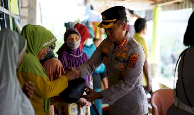 Peduli-Terhadap-Sesama,-Kapolresta-Kupang-Kota-Bagi-Sembako-Kepada-Buruh-Bangunan-di-Oeba.