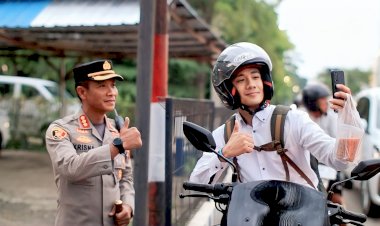 Berbagi-Berkah-di-Bulan-Suci-Ramadhan,-Kapolresta-Bagi-Takjil-Gratis-ke-Pengendara.