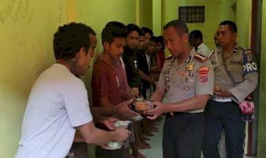 Periksa-Kondisi-Tahanan,-Kapolresta-Juga-Bagikan-Makanan-Ringan.
