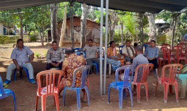 Polsek-Maulafa-Gelar-Jumat-Curhat,-Warga-Naimata-Pertanyakan-Tugas-dari-Polisi-RW