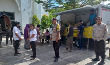 Menjamin-Aman-Dan-Kondusif,-Bhabinkamtibmas-Polsek-Alak-laksanakan-Pengamanan-Dan-Monitoring-Pasar-Murah