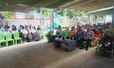 Moment-Jumat-Curhat,-Kapolsek-Kelapa-Lima-Datangi-Sekolah-Dengarkan-Curhatan-Para-Guru-Dan-Siswa-Siswi-SMP-Negeri-16--Kota-Kupang