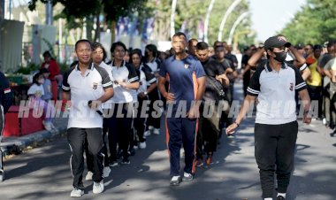 Personel-Polresta-Kupang-Kota-Kompak-Dengan-TNI,-Melalui-Olahraga-Bersama-di-Arena-CFD.