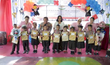 Kapolresta-Kupang-Kota-Hadiri-Acara-Perpisahan-dan-Pelepasan-Serta-Pentas-Seni-Murid-Murid-TK-Kemala-Bhayangkari-01-Kupang-Kota