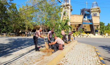 Personel-Polresta-Gotong-Royong-Membersihkan-Tempat-Ibadah-di-Kota-Kupang.