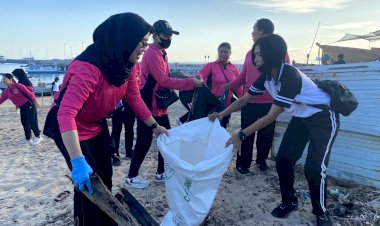 Hari-Bhayangkara-ke-77,-Polwan-dan-Bhayangkari-Polresta-Kupang-Kota-Laksanakan-Bhakti-Sosial-Bersihkan-Sampah-di-Pesisir-Pantai-Namosain