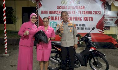 Syukuran-Hari-Bhayangkara-ke-77,-Anggota-Polresta-Kupang-Kota-Mendapat-Banyak-Door-Prize-dan-Pesan-Motivasi