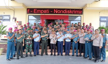 Bawa-Kue-Ulang-Tahun-ke-Mako-Polresta-Kupang-Kota,-TNI-Sampaikan-Selamat-Hari-Bhayangkara-ke-77